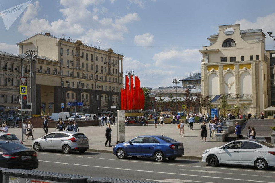 Bây giờ, nơi rạp chiếu phim xưa kia là các cửa hàng và tòa soạn báo Izvestia. Phố Gorky đổi tên là phố Tverskaya.