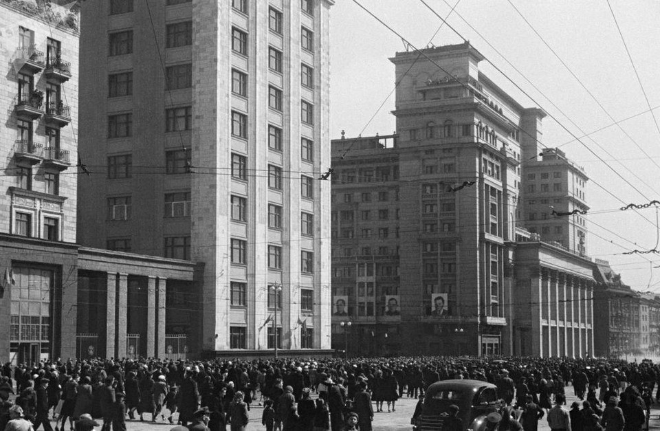 Người dân Moskva trước khách sạn Moskva trong Ngày Chiến thắng năm 1945.