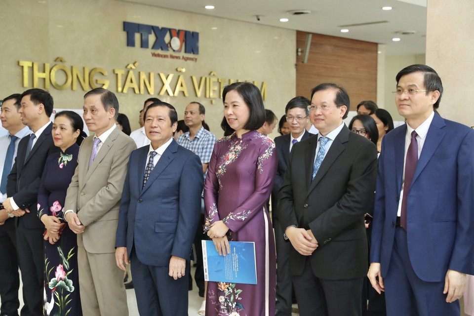 Tổng Giám đốc Thông tấn xã Việt Nam Vũ Việt Trang cùng các đại biểu dự khai mạc triển lãm. (Ảnh: Minh Quyết/TTXVN)