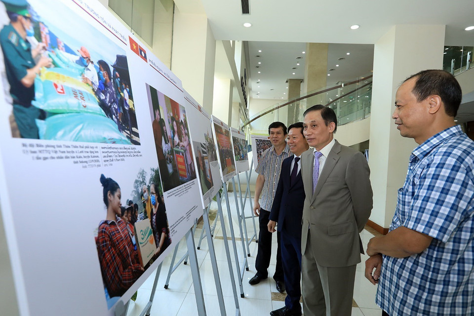  Các đại biểu tham quan triển lãm. (Ảnh: Minh Quyết/TTXVN)