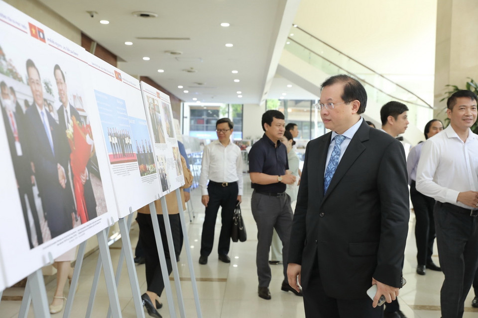 Đại biểu tham quan triển lãm. (Ảnh: Minh Quyết/TTXVN)