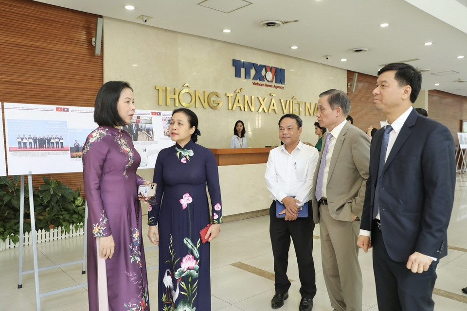 Tổng Giám đốc TTXVN Vũ Việt Trang cùng các đại biểu đến dự triển lãm. (Ảnh: Minh Quyết/TTXVN)