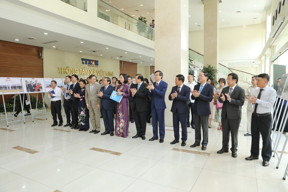 Các đại biểu dự khai mạc triển lãm. (Ảnh: Minh Quyết/TTXVN)