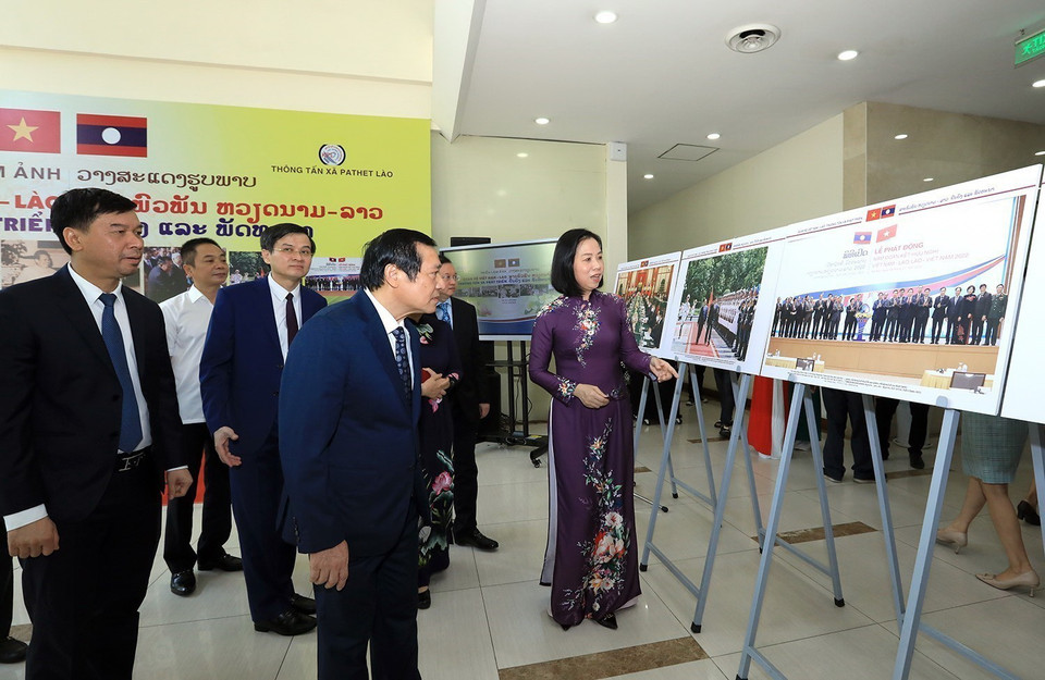  Tổng giám đốc TTXVN Vũ Việt Trang giới thiệu với các đại biểu về triển lãm. (Ảnh: Tuấn Anh/TTXVN)