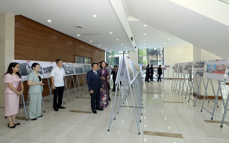  Tổng giám đốc TTXVN Vũ Việt Trang cùng các đại biểu tham quan triển lãm. (Ảnh: Minh Quyết/TTXVN)