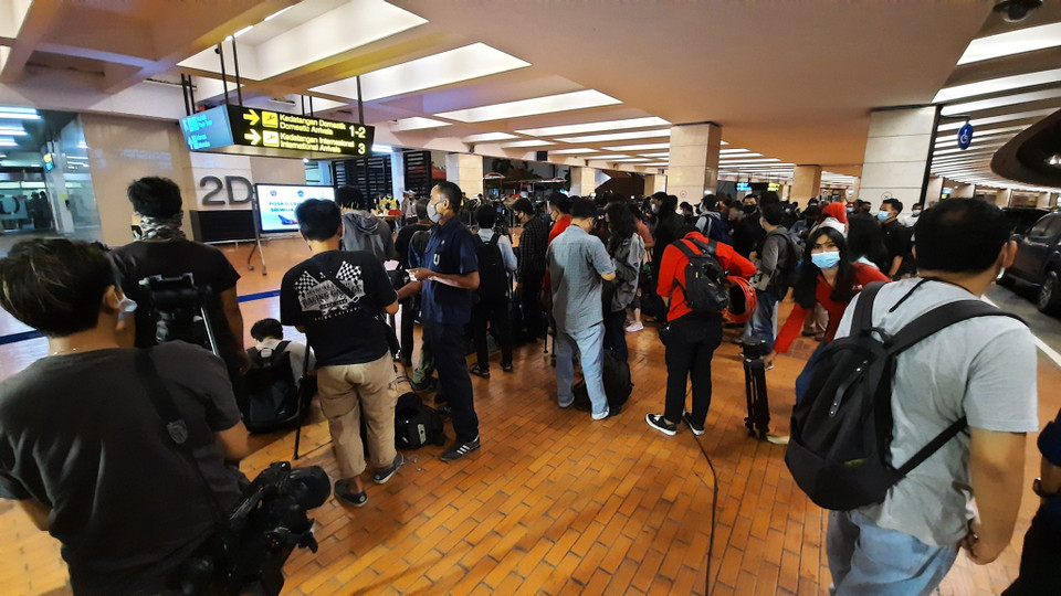 Truyền thông Indonesia và thế giới cũng đổ tới sân bay để chờ tin. (Nguồn: Twitter)