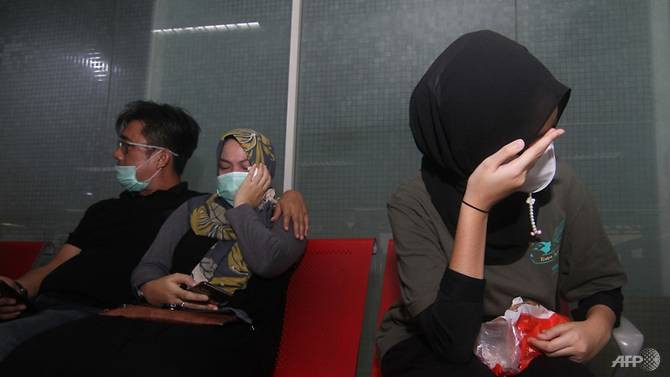 Thân nhân đã tới sân bay quốc tế Soekarno Hatta ở thủ đô Jakarta của Indonesia để chờ nghe tin tức về những người xấu số. (Nguồn: Twitter)