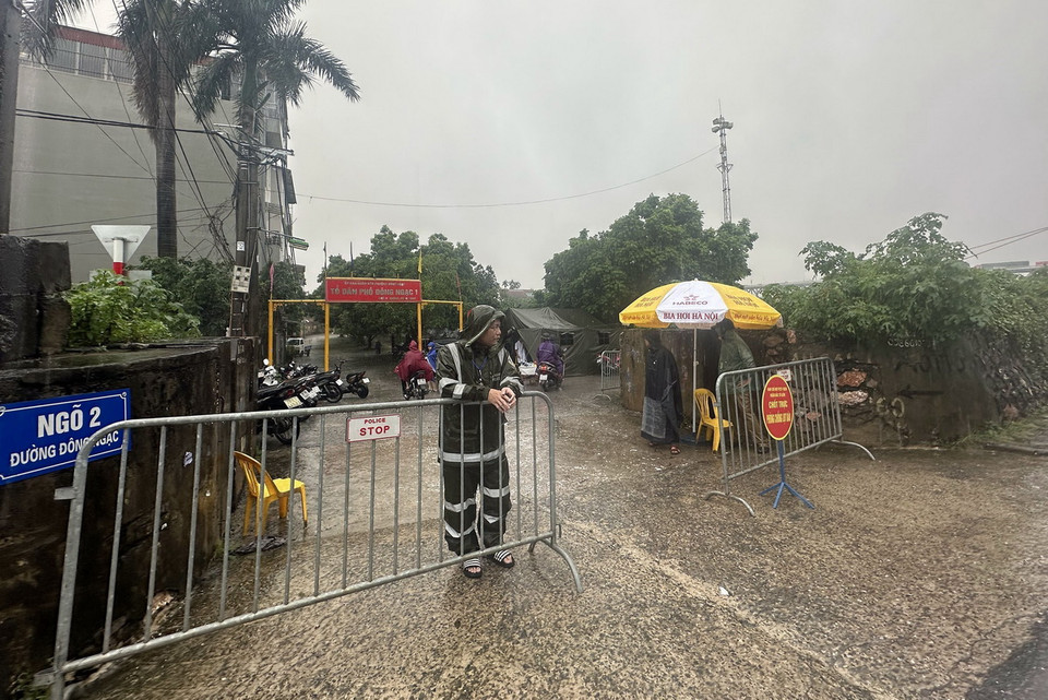 Các cửa khẩu đê sông Hồng tại quận Bắc Từ Liêm được lực lượng chức năng ứng trực 24/24h (ảnh chụp lúc 11h11). (Ảnh: Huy Hùng/TTXVN)