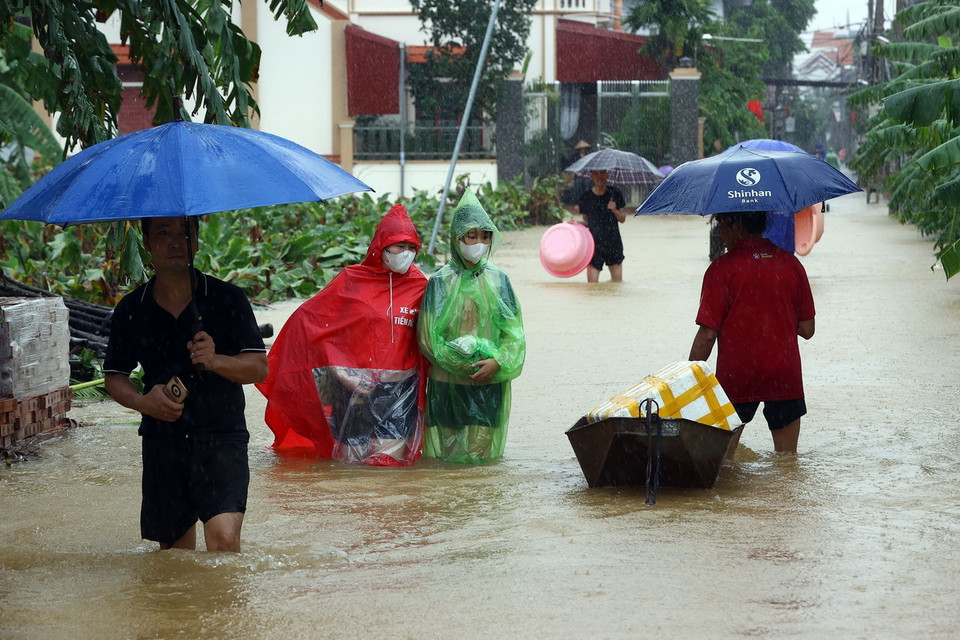 Người dân di chuyển tài sản khỏi vùng ngập tại huyện Đan Phượng (ảnh chụp lúc 12 giờ 21 ngày 11/9). (Ảnh: Huy Hùng/TTXVN)