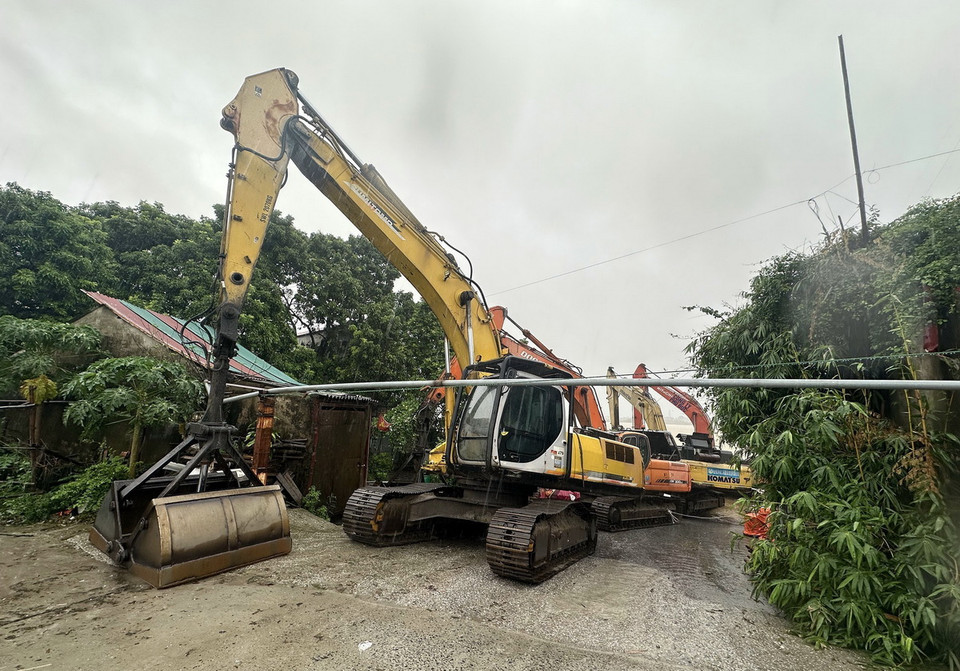 Tập kết phương tiện để sẵn sàng hàn khẩu đê tại khu vực bến phà Chèm, phường Thụy Phương (quận Bắc Từ Liêm) (ảnh chụp lúc 11h20). (Ảnh: Huy Hùng/TTXVN)