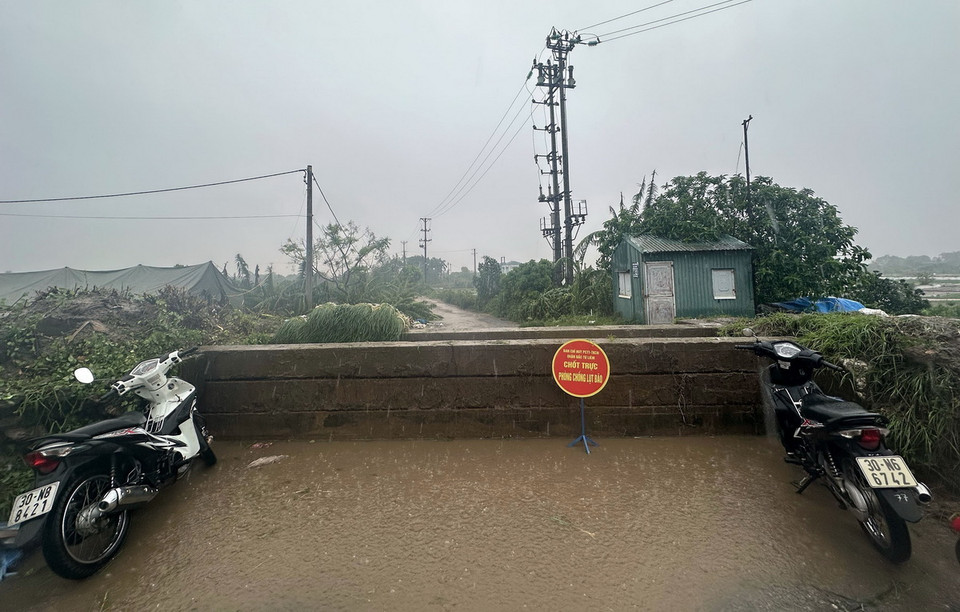 Một cửa khẩu đê sông Hồng tại phường Liên Mạc (quận Bắc Từ Liêm) đã được các lực lượng chức năng hàn khẩu (ảnh chụp lúc 11h29). (Ảnh: Huy Hùng/TTXVN)