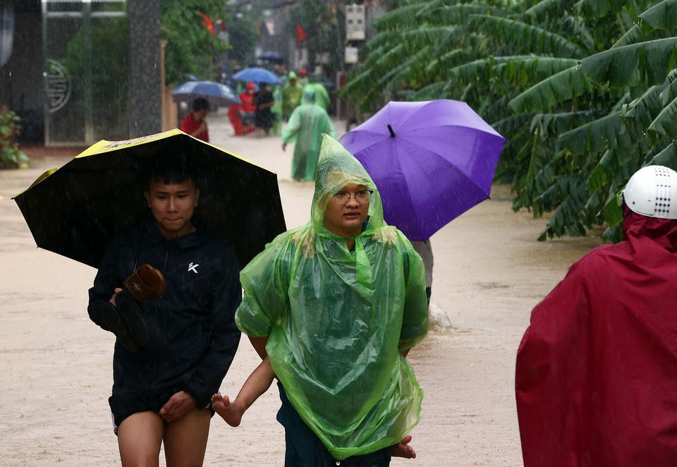 Người dân xã Thọ An (huyện Đan Phượng) di chuyển về vùng cao (ảnh chụp lúc 12h19). (Ảnh: Huy Hùng/TTXVN)