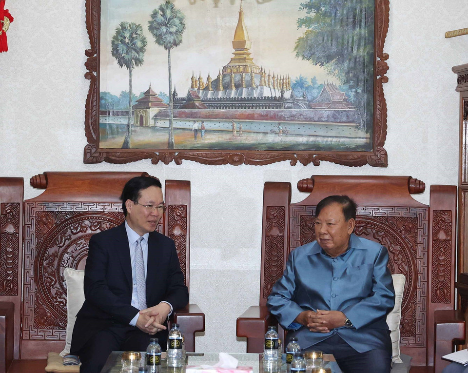 Chủ tịch nước Võ Văn Thưởng trò chuyện với nguyên Tổng Bí thư, Chủ tịch nước Lào Bounnhang Vorachith. (Ảnh: Thống Nhất/TTXVN)