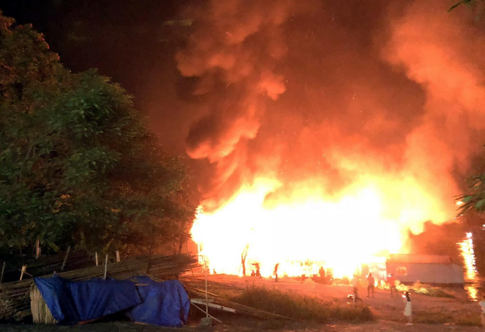 Khoảng 21 giờ 30 ngày 5/7, tại nhà hàng du thuyền Hải Âu trên sông Lô, thuộc tổ 6, phường Minh Xuân, thành phố Tuyên Quang đã xảy ra vụ cháy lớn, thiêu rụi hoàn toàn nhà hàng. (Ảnh Quang Đán/TTXVN) 