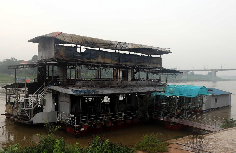 Toàn bộ thiết bị, cơ sở vật chất của nhà hàng đã bị thiêu rụi. (Ảnh Quang Đán/TTXVN)