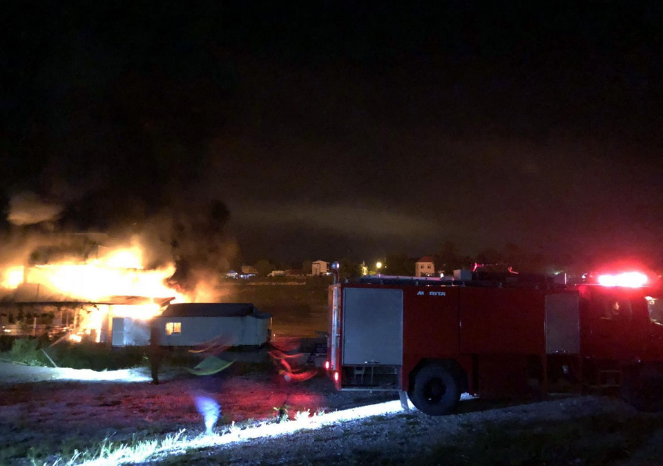 Xe cứu hỏa đang dập lửa. (Ảnh Quang Đán/TTXVN)