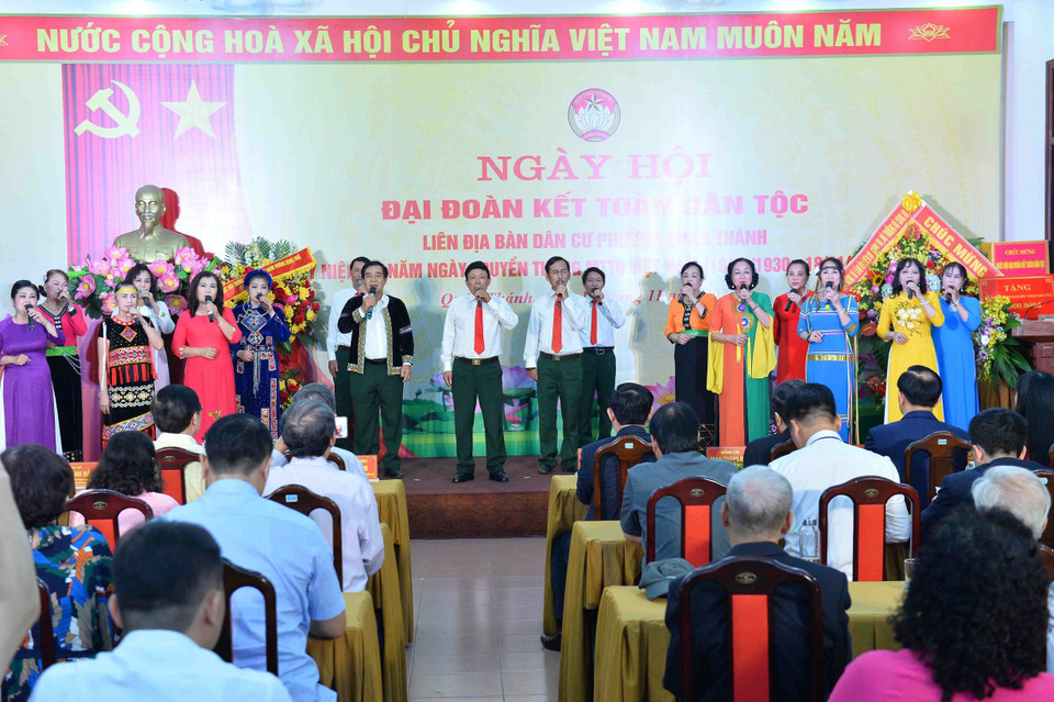 Tiết mục văn nghệ chào mừng Ngày hội Đại đoàn kết toàn dân tộc liên địa bàn dân cư phường Quán Thánh (Hà Nội). (Ảnh: Minh Đức/TTXVN)