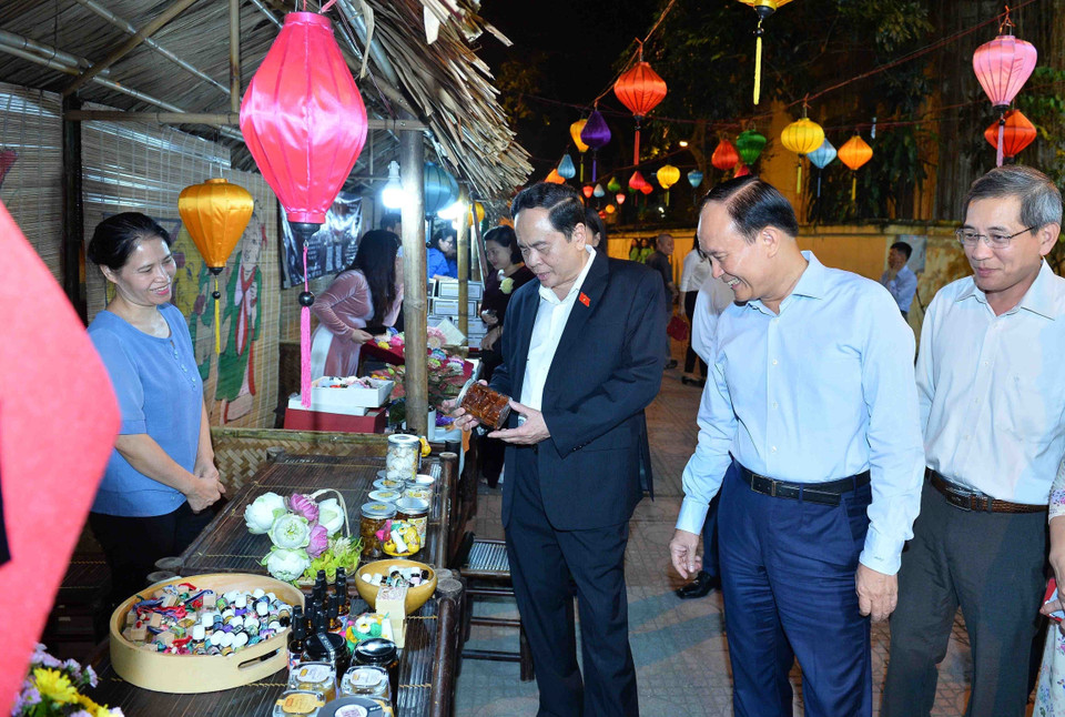 Phó Chủ tịch Thường trực Quốc hội Trần Thanh Mẫn thăm các gian hàng. (Ảnh: Minh Đức/TTXVN)