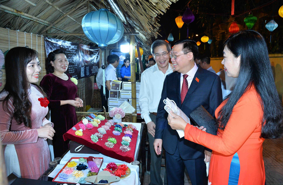 Chủ tịch Quốc hội Vương Đình Huệ thăm các gian hàng tại Ngày hội Đại đoàn kết toàn dân tộc liên địa bàn dân cư phường Quán Thánh, quận Ba Đình (Hà Nội). (Ảnh: Minh Đức/TTXVN)