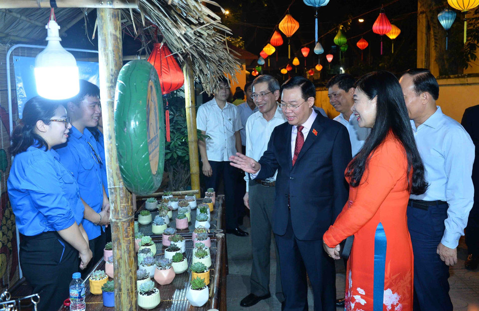 Chủ tịch Quốc hội Vương Đình Huệ thăm các gian hàng tại Ngày hội Đại đoàn kết toàn dân tộc liên địa bàn dân cư phường Quán Thánh, quận Ba Đình (Hà Nội). (Ảnh: Minh Đức/TTXVN)