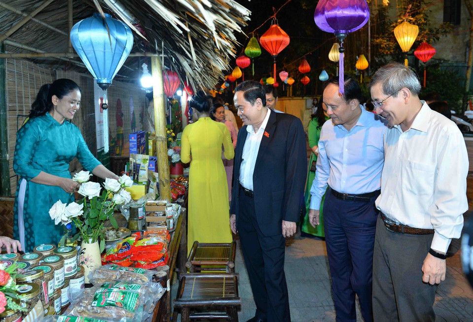 Phó Chủ tịch Thường trực Quốc hội Trần Thanh Mẫn thăm các gian hàng. (Ảnh: Minh Đức/TTXVN)