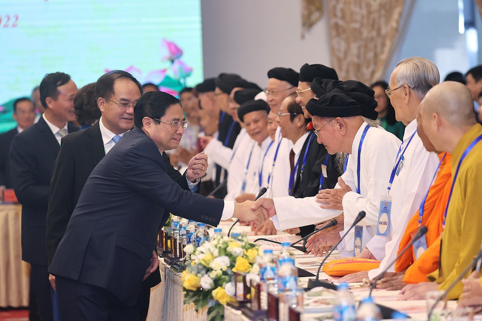 Thủ tướng Phạm Minh Chính với các chức sắc và đại diện các tổ chức tôn giáo. (Ảnh: Dương Giang/TTXVN)