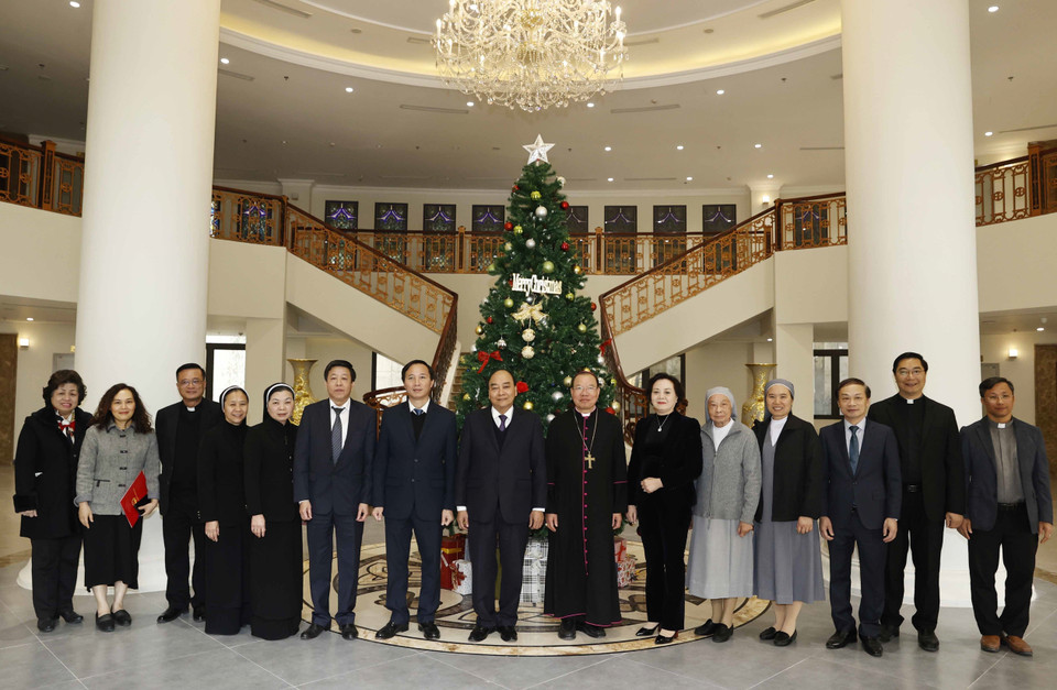 Chủ tịch nước Nguyễn Xuân Phúc, Tổng Giám mục Tổng giáo phận Hà Nội, Phó Chủ tịch Hội đồng Giám mục Việt Nam Joseph Vũ Văn Thiên và các đại biểu. (Ảnh: Thống Nhất/TTXVN)