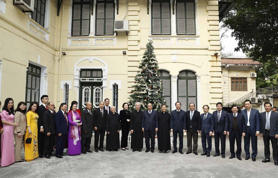 Chủ tịch nước Nguyễn Xuân Phúc và Linh mục Giuse Trần Xuân Mạnh, Phó Chủ tịch không chuyên trách Ủy ban Trung ương Mặt trận Tổ quốc Việt Nam, Chủ tịch Trung ương Ủy ban Đoàn kết Công giáo Việt Nam và các đại biểu. (Ảnh: Thống Nhất/TTXVN)