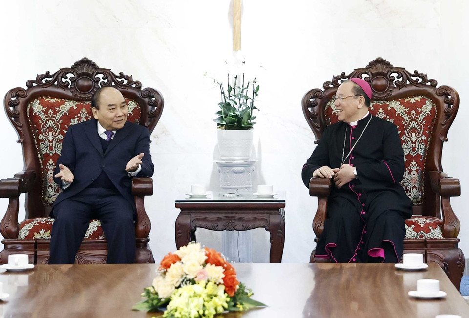 Chủ tịch nước Nguyễn Xuân Phúc và Tổng Giám mục Tổng giáo phận Hà Nội, Phó Chủ tịch Hội đồng Giám mục Việt Nam Joseph Vũ Văn Thiên. (Ảnh: Thống Nhất/TTXVN)