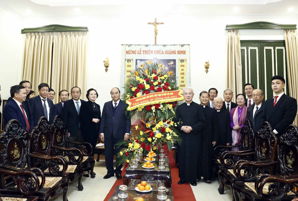 Chủ tịch nước Nguyễn Xuân Phúc tặng hoa chúc mừng Ủy ban Đoàn kết Công giáo Việt Nam. (Ảnh: Thống Nhất/TTXVN)