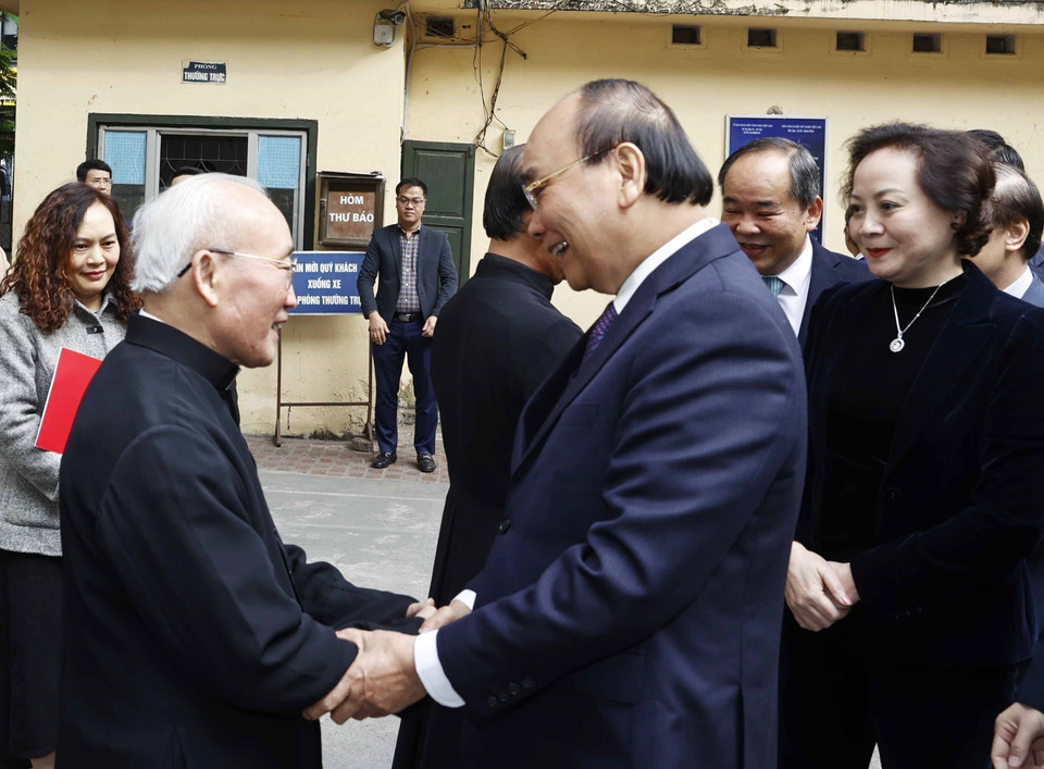 Chủ tịch nước Nguyễn Xuân Phúc chúc mừng các đại biểu tại Ủy ban Đoàn kết Công giáo Việt Nam. (Ảnh: Thống Nhất/TTXVN)