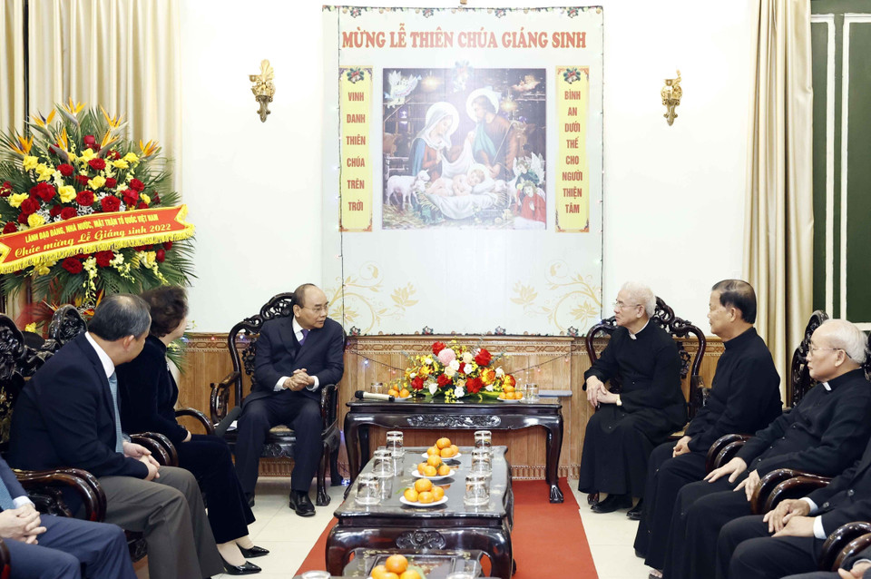 Chủ tịch nước Nguyễn Xuân Phúc chúc mừng Ủy ban Đoàn kết Công giáo Việt Nam. (Ảnh: Thống Nhất/TTXVN)