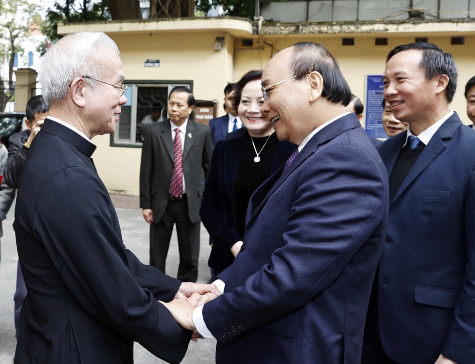 Chủ tịch nước Nguyễn Xuân Phúc thay mặt lãnh đạo Đảng, Nhà nước, MTTQ Việt Nam đến thăm, chúc mừng Ủy ban Đoàn kết Công giáo Việt Nam. (Ảnh: Thống Nhất/TTXVN)