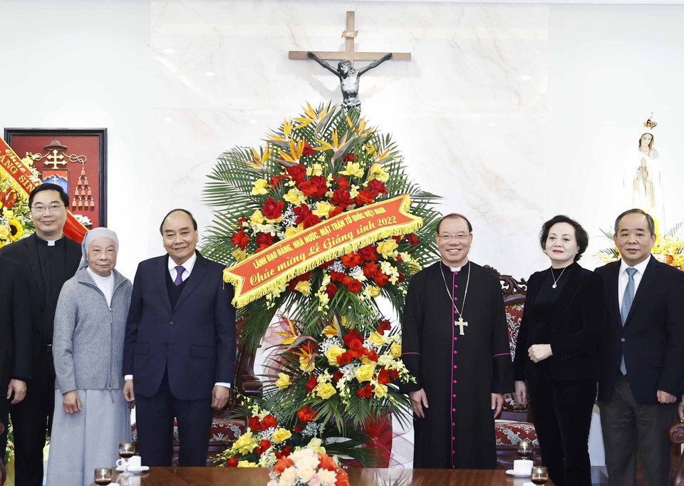 Chủ tịch nước Nguyễn Xuân Phúc tặng hoa chúc mừng Tòa Tổng Giám mục Hà Nội Tổng giáo phận Hà Nội. (Ảnh: Thống Nhất/TTXVN)