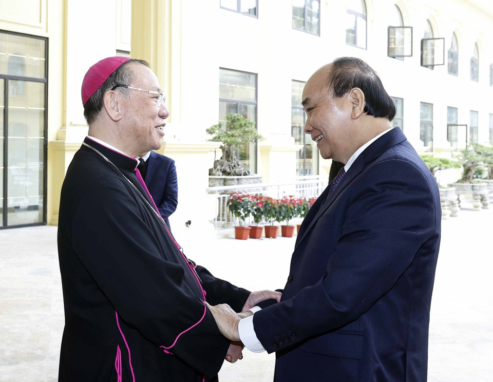 Chủ tịch nước Nguyễn Xuân Phúc và Tổng Giám mục Tổng giáo phận Hà Nội, Phó Chủ tịch Hội đồng Giám mục Việt Nam Joseph Vũ Văn Thiên. (Ảnh: Thống Nhất/TTXVN)