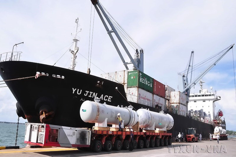  Xuất khẩu lô hàng thiết bị trao đổi nhiệt của Công ty Công nghiệp nặng Doosan Vina (Hàn Quốc) sang Saudi Arabia, tại cảng Dung Quất, Khu kinh tế Dung Quất (Quảng Ngãi), tháng 9/2012. (Ảnh: Thanh Long/TTXVN)