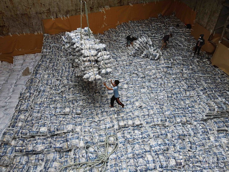  Bốc xếp gạo xuất khẩu của Tổng Công ty Lương thực Miền Nam (Vinafood 2) tại cảng Sài Gòn. (Ảnh: Vũ Sinh/TTXVN)