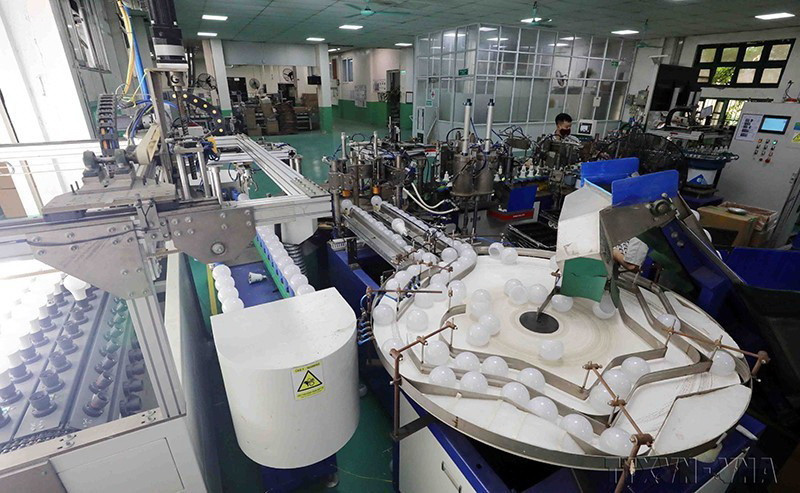  Công ty Cổ phần Bóng đèn Phích nước Rạng Đông tiến hành chuyển đổi số, thực hiện 3 đột phá chiến lược, chuyển từ tập trung vào sản xuất sang định hướng thị trường, phụng sự khách hàng. (Ảnh: Thanh Tùng/TTXVN)