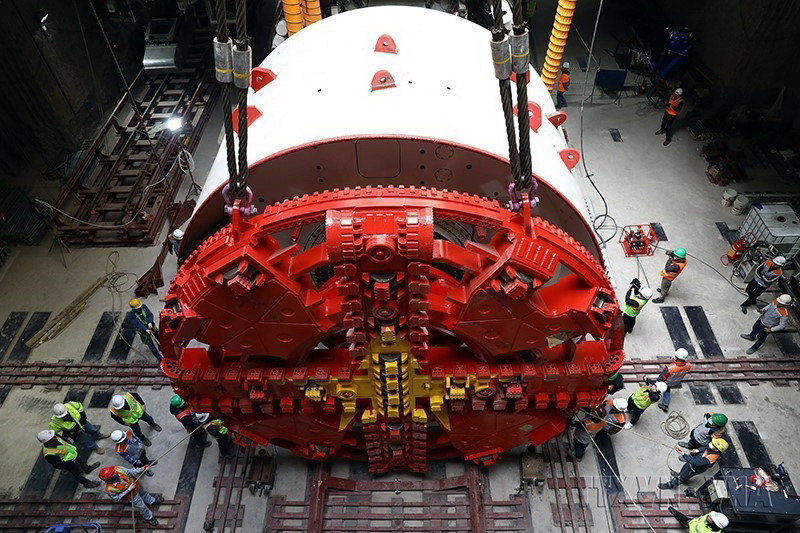  Lắp đặt máy đào hầm TBM xuống ga ngầm S9-Kim Mã, của dự án tuyến đường sắt đô thị số 3, đoạn Nhổn-ga Hà Nội. (Ảnh: Huy Hùng/TTXVN)