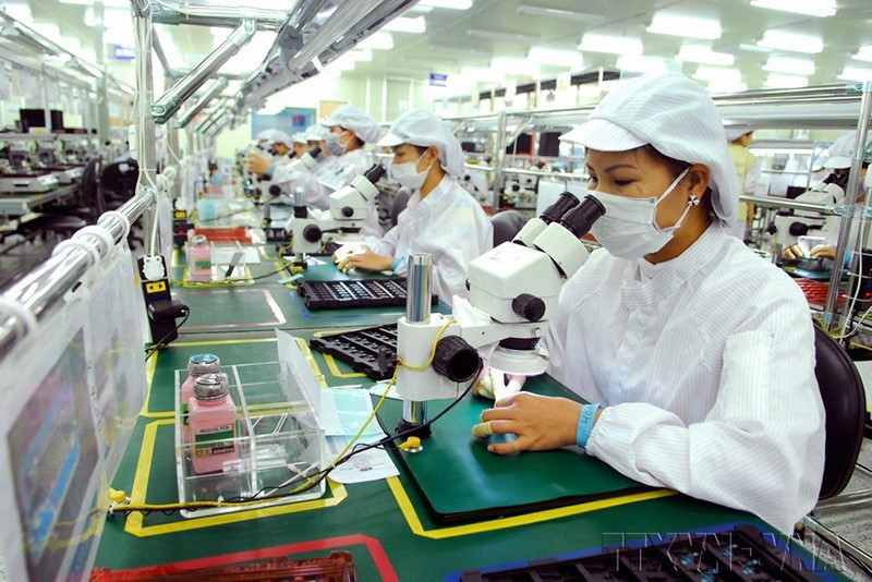  Sản xuất linh kiện điện tử tại Công ty TNHH Doosung Tech Viet Nam (100% vốn đầu tư của Hàn Quốc), Khu công nghiệp Lương Sơn, tỉnh Hòa Bình. (Ảnh: Danh Lam/TTXVN)