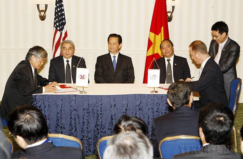 Ký kết thỏa thuận tài trợ vốn của Ngân hàng Citibank (Mỹ) cho dự án Tổ hợp bauxit nhôm Lâm Đồng thuộc Tập đoàn Công nghiệp Than khoáng sản Việt Nam (4/2010). (Ảnh: Đức Tám/TTXVN)