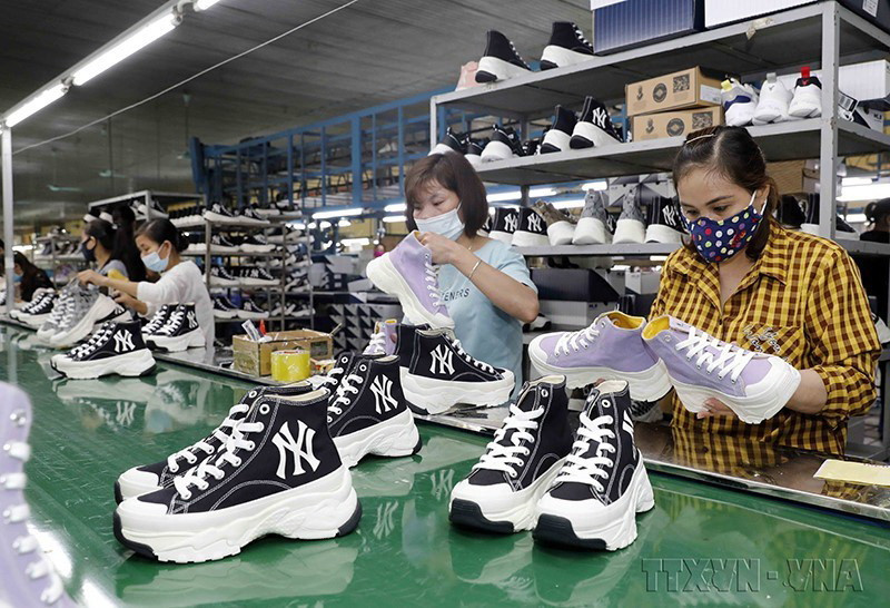  Dây chuyền sản xuất giày xuất khẩu tại Công ty giày Trường Xuân, Hà Nội. (Ảnh: Trần Việt/TTXVN)