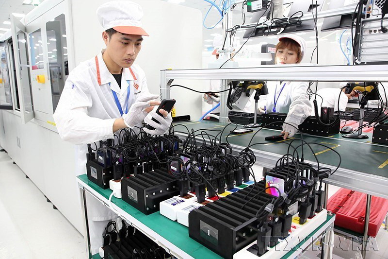  Sản xuất điện thoại thông minh giá rẻ tại Nhà máy sản xuất thiết bị điện tử thông minh của VinSmart (thuộc Tập đoàn Vingroup), Khu công nghệ cao Hòa Lạc, Hà Nội. (Ảnh: Anh Tuấn/TTXVN)