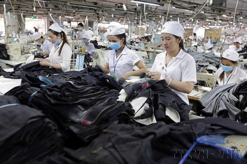  Công ty Cổ phần May mặc Bình Dương, tỉnh Bình Dương chuyên may các sản phẩm áo sơmi, quần jeans, quần âu, xuất khẩu sang thị trường Mỹ, châu Âu. (Ảnh: Trần Việt/TTXVN)