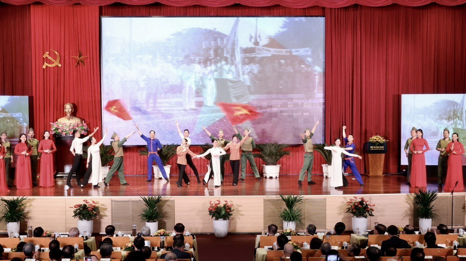 Chương trình văn nghệ chào mừng lễ kỷ niệm. (Ảnh: Lâm Khánh/TTXVN)