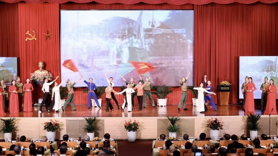 Chương trình văn nghệ chào mừng lễ kỷ niệm. (Ảnh: Lâm Khánh/TTXVN)