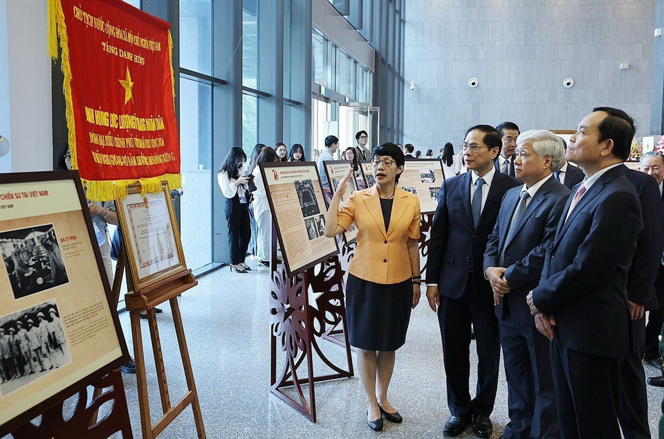 Lãnh đạo Đảng, Nhà nước tham quan trưng bày ảnh về Hiệp định Geneva. (Ảnh: Lâm Khánh/TTXVN)