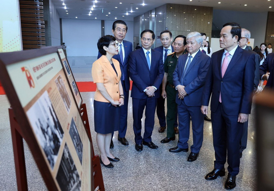 Lãnh đạo Đảng, Nhà nước tham quan trưng bày ảnh về Hiệp định Geneva. (Ảnh: Lâm Khánh/TTXVN)