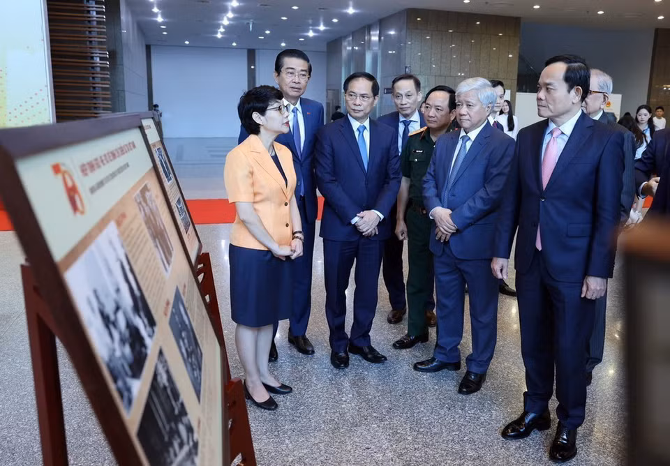 Lãnh đạo Đảng, Nhà nước tham quan trưng bày ảnh về Hiệp định Geneva. (Ảnh: Lâm Khánh/TTXVN)