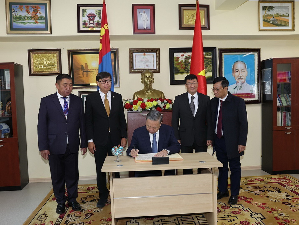 Tổng Bí thư, Chủ tịch nước Tô Lâm ghi sổ lưu niệm. (Ảnh: Trí Dũng/TTXVN)